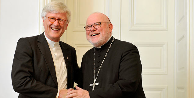 Gemeinsamer Blick auf das Reformationsgedenken: EKD-Ratsvorsitzender Heinrich Bedford-Strohm (links) und Kardinal Reinhard Marx, der Vorsitzende der Deutschen Bischofskonferenz (Foto: pa/Sven Simon/Frank Hoemann)