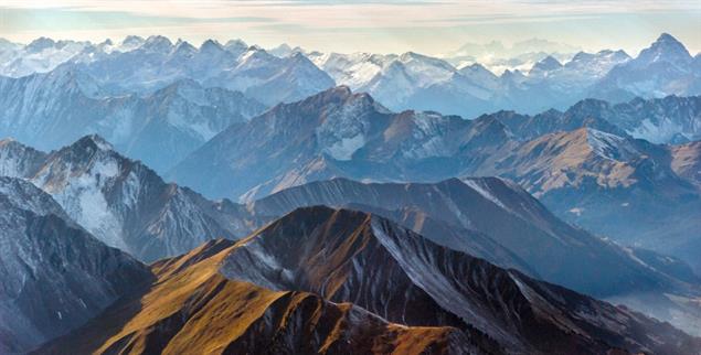  Wild und unwiderstehlich: Blick über Alpengipel (Foto:istockphoto/Roman Mikhailov)