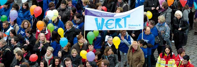 Diakonie-Mitarbeiter demonstrieren für mehr Freiraum in der Altenpflege, der allen zugute kommt: Sie beginnen zu zweifeln, ob  die Kirche wirklich noch der »andere« Ort ist, an dem es menschenwürdiger zugeht als bei der Konkurrenz.  (Foto: pa/Ebener)
