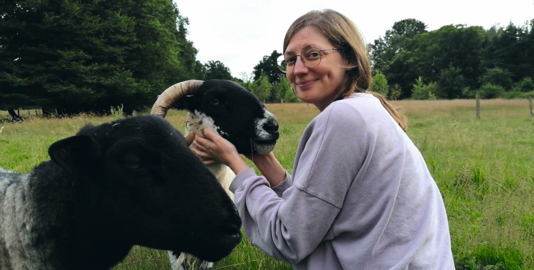 So sieht Radikalisierung aus: Publik-Forum Redakteurin Anne Strotmann mit zwei Schafen auf einem Lebenshof, auf dem sie nicht für Fleisch oder Wolle genutzt werden. (Foto: Privat)