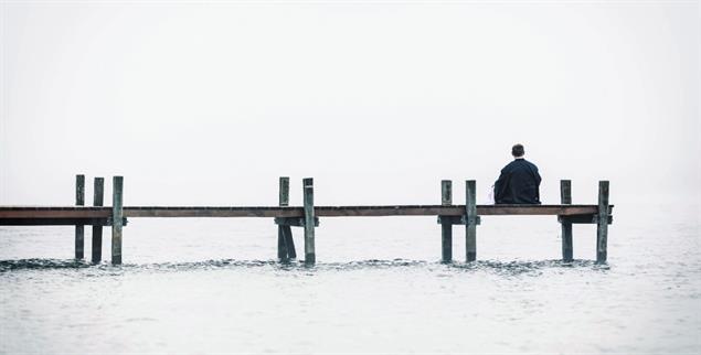 Schweigen lernt man nur durch Schweigen: Mönch auf einem Steg (Foto: imago images/Westend61)