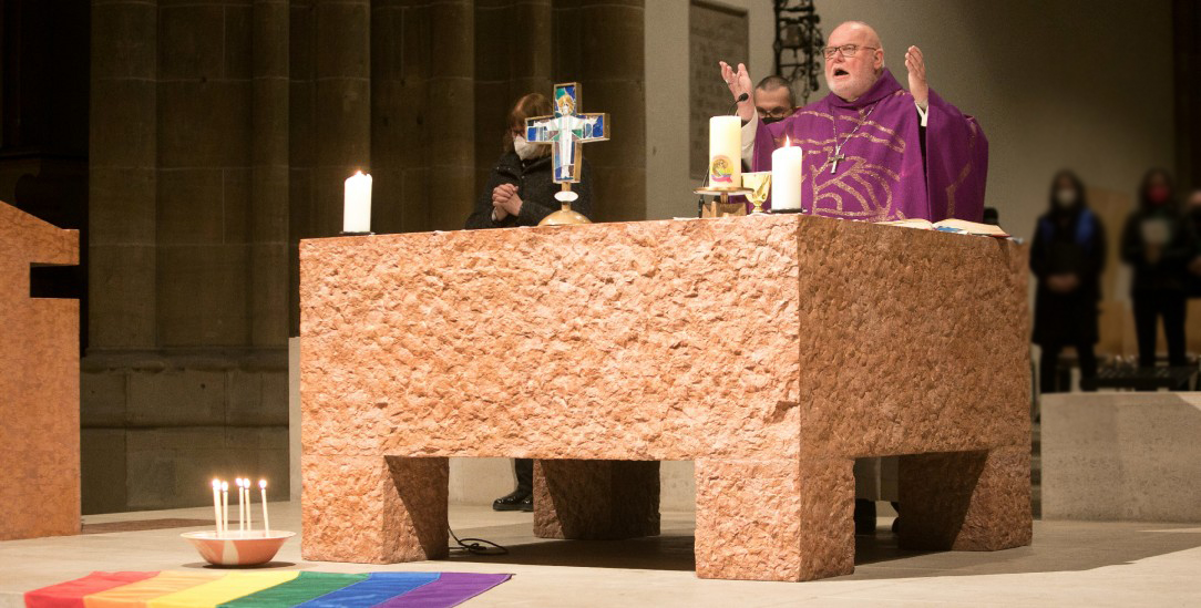 Segen für alle? Kardinal Reinhard Marx feiert einen Gottesdienst mit queeren Gläubigen. (Foto: PA / SZ Photo / Florian Peljak)