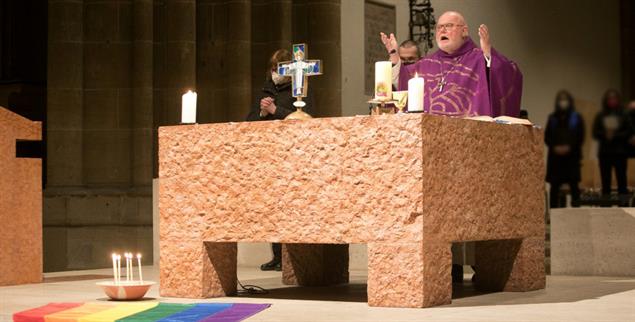 Segen für alle? Kardinal Reinhard Marx feiert einen Gottesdienst mit queeren Gläubigen. (Foto: PA / SZ Photo / Florian Peljak)