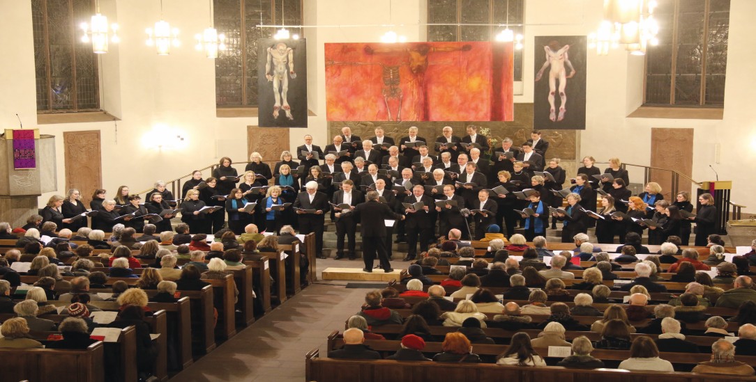 Eingeladen: Fünfzig Nachfahren jüdischer Chormitglieder waren beim Gedenkkonzert des Cäcilienchors in der Frankfurter Katharinenkirche dabei (Foto: Roland Bieber)