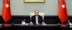 Erdogan und die Insignien seiner Macht: Er wirkt wie ein Rächer. Kann er seine Rolle noch verlassen? Oder ist es dazu zu spät? (Foto: pa/dpa/Turkish Presidental Press Office)
