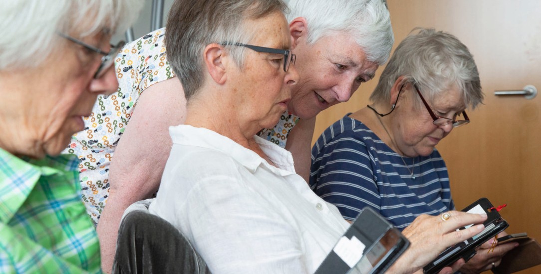 Digitales Einmaleins: Dagmar Hirche (stehend) zeigt ihren Kursteilnehmerinnen, was ihr Smartphone alles kann (Foto: Desmarowitz))