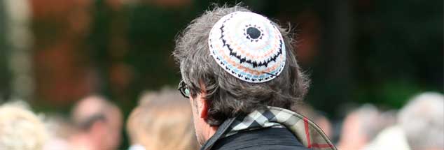 Ein Teilnehmer einer Kundgebung in Berlin mit jüdischer Kippa: Für den 25. April ruft die Jüdische Gemeinde in der Hauptstadt zu einer Solidaritätsaktion auf. Motto: Berlin trägt Kippa (Foto. pa/Schuh)