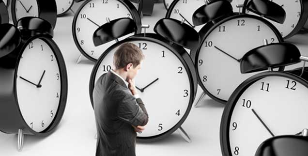 Uhren geben im modernern Leben den Takt vor. Vielen bereitet es jedoch ein immer größeres Unbehagen, dass ihr Alltag von morgens bis abends durchgeplant ist: Wleche Strategien gibt es gegen das Zeitdiktat? (Foto: peshkova - Fotolia.com)