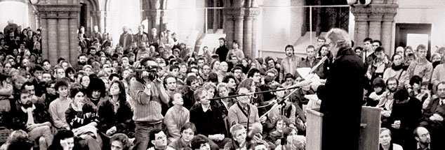 »Kirche für andere«: Bischof Gottfried Forck im Herbst 1989 in der Berliner Gethsemanekirche bei der Fürbitte für inhaftierte Demonstranten (Foto: epd/Bohm)