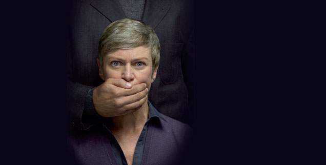 »Wer das Schweigen bricht, bricht die Macht der Täter« - Motiv der Kampagne  »Sprechen hilft«, initiiert von  der Unabhängigen Missbrauchsbeauftragten Christine Bergmann 