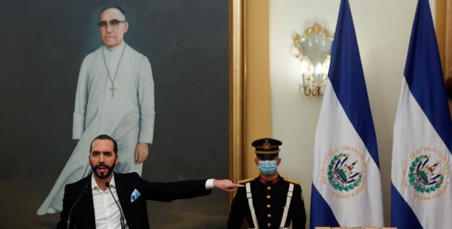 Aneignung: Bukele vor einem Bild des Befreiungstheologen Óscar Romero (PA/Reuters/Jose Cabezas)