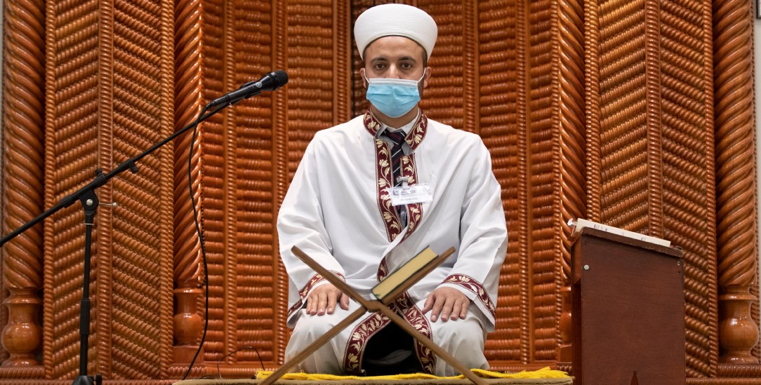 Männlicher Vorbeter in der Moschee (Foto: pa/Gentsch)