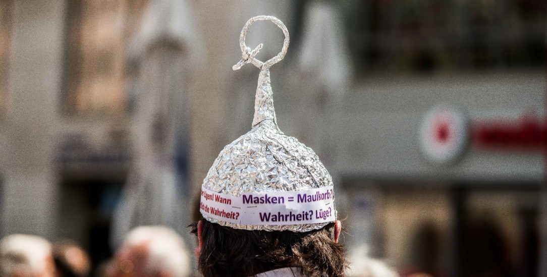 Bei einer Demonstration in München im Mai 2020: Das Q ist ein Zeichen des Verschwörungsmythos QAnon. (Foto: pa/Sachelle Babbar/ZUMA Wire)