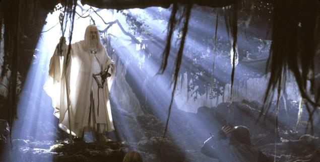 Überraschende Auferstehung: Gandalf kehrt nach seinem »Tod« verwandelt zurück, um das Böse zu besiegen (Filmszene aus »Der Herr der Ringe – Die zwei Türme« von Peter Jackson Foto: PA / New Line Cinema / Courtesy Everett Collection)