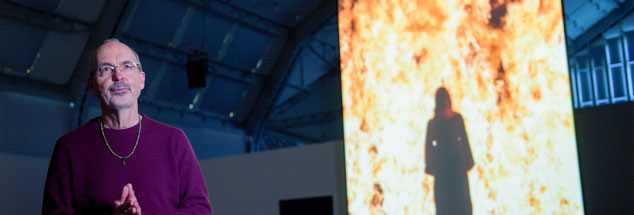Video- und Installationskünstler Bill Viola (links) vor einem Flammenmeer: »Fire Woman« entstand für eine Inszenierung der Wagner-Oper »Tristan und Isolde«. Die Hamburger Ausstellung ist noch bis zum 10. September 2017 zu sehen. (Foto: pa/dpa/Axel Heimken)
