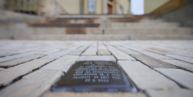 Erinnerung im öffentlichen Raum: Stolpersteine machen die Schicksale von NS-Verfolgten an ihren früheren Wohnorten sichtbar. (Foto: PA / DPA / Robert Michael)