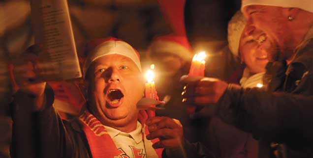 Keine stille Nacht: Union-Fans beim Weihnachtssingen (Foto: pa/Pedersen)
