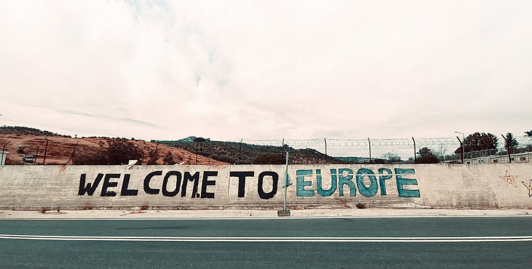 Willkommen in Europa:Ein Graffiti am Rande des ausgebrannten Flüchtlingslagers Moria auf Lesbos