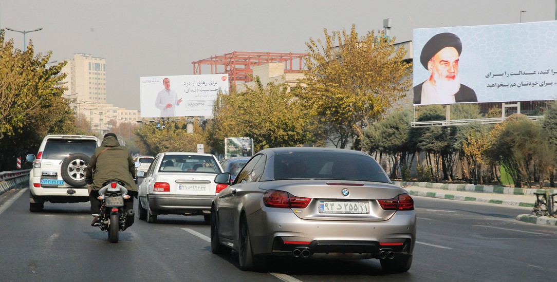  Wer es sich leisten kann, fährt auch in Iran gern ein deutsches Auto. (Foto: PA / Farshid-Motahari Bina)