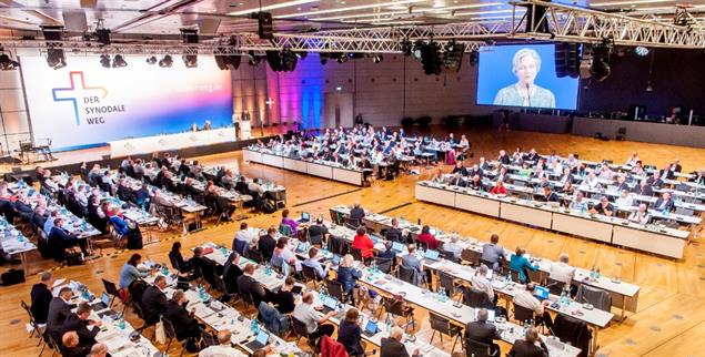 In Frankfurt übt die katholische Kirche Synodalität. Wie Gewaltenteilung in Zukunft aussehen soll, darüber stimmten die Delegierten am Samstag ab (Foto: Synodaler Weg/Maximilian von Lachner)