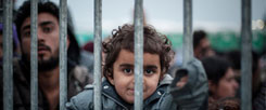 Tausende Flüchtlinge warten in Idomeni, am Grenzübergang von Griechenland nach Mazedonien, auf ihre Weiterreise gen Norden. Mindestens vierzig Prozent von ihnen sind Kinder (Foto: pa/abaca/Romano Ivan).