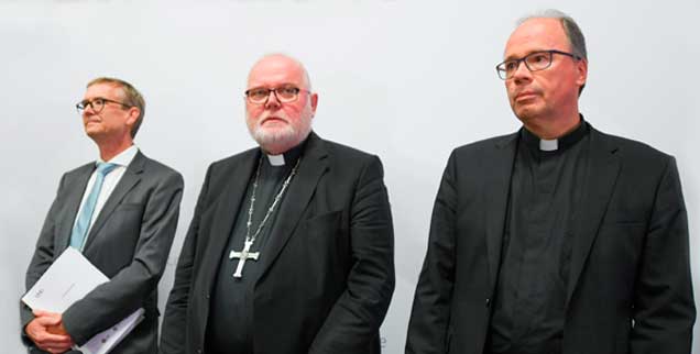 Erschüttert von den Ergebnissen der Missbrauchsstudie: Kardinal Reinhard Marx (Mitte), Bischof Stephan Ackermann (rechts) und der Mannheimer Psychiater Harald Dreßing stellen die Untersuchung vor (Foto: pa/Dedert)
