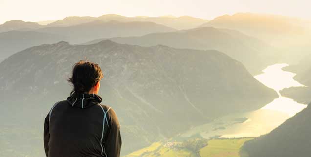 Stille und Ergriffenheit: Die Erhabenheit der Natur fasziniert die Menschen und lässt sie größere Zusammenhänge erahnen (Foto: istockphoto/weible1980)