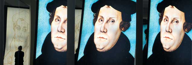 Was bleibt von Luther, 500 Jahre nach Beginn der Reformation? Blick auf ein sich mehrfach spiegelndes Lutherbild in der Ausstellung »Fundsache Luther«, die bereits 2008 im Landesmuseum für Vorgeschichte in Halle zu sehen war (Foto: pa/Endig)