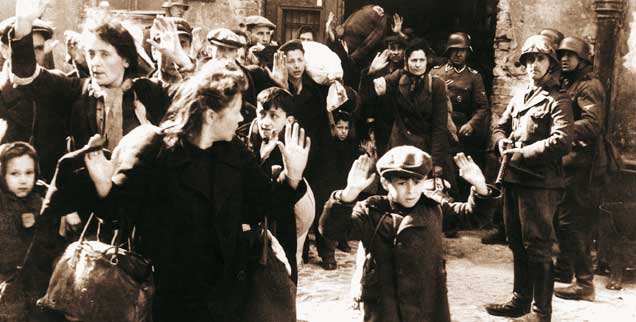 Nach dem Aufstand im Warschauer Ghetto werden Juden von der SS deportiert: Wie kann man angesichts des schrecklichen Leids in der Geschichte an Gott glauben? Der Theologe Otttmar Fuchs ist sicher: "Die Vorstellung, dass sich Vernunft und Glaube gegenseitig erschließen, ist zerbrochen. Es spricht so vieles gegen den Glauben an einen guten Gott." (Foto: pa/akg-images)
Nach dem Aufstand im Warschauer Ghetto werden Juden von der SS deportiert: Wie kann man angesichts des schrecklichen Leids in der Geschichte an Gott glauben? Der Theologe Otttmar Fuchs ist sicher: "Die Vorstellung, dass sich Vernunft und Glaube gegenseitig erschließen, ist zerbrochen. Es spricht so vieles gegen den Glauben an einen guten Gott." (Foto: pa/akg-images)