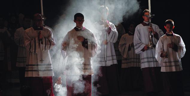 Große Geste: Einzug der Ministranten mit Kerzen und Weihrauch bei einem Papstgottesdienst im Vatikan (pa/Reuters/Gentile)
