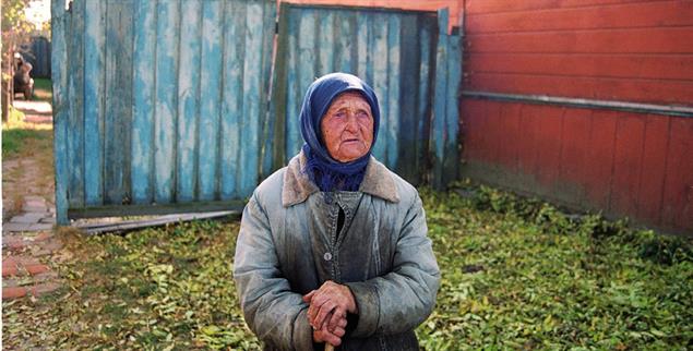 Lieber zu Hause sterben: Illegale Rückkehrerin in einer verstrahlten Sperrzone in Belarus, fotografiert von Hermine Oberück.(Foto: Hermine Oberück)