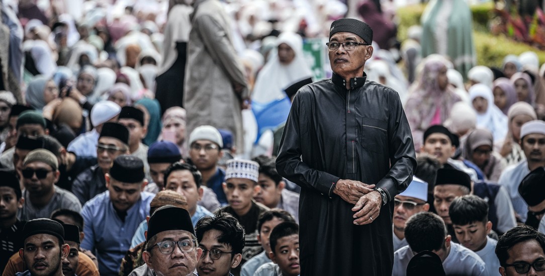 Gebet zum Fastenbrechen: Versammlung an einer Universität der Muhammadiyah in Makassar (Foto: PA / ZUMAPRESS.com / Herwin Bahar)