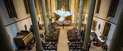 Zum deutsch-tschechischen Versöhnungswochenende gehörte ein Konzert in der Prager St.-Antonius-Kirche, die Künstlerin Josefína Jonášová hatte eigens dafür eine Kunstinstallation geschaffen, eine weiße Taube, die von der Decke hängt (Foto: Ackermann-Gemeinde)