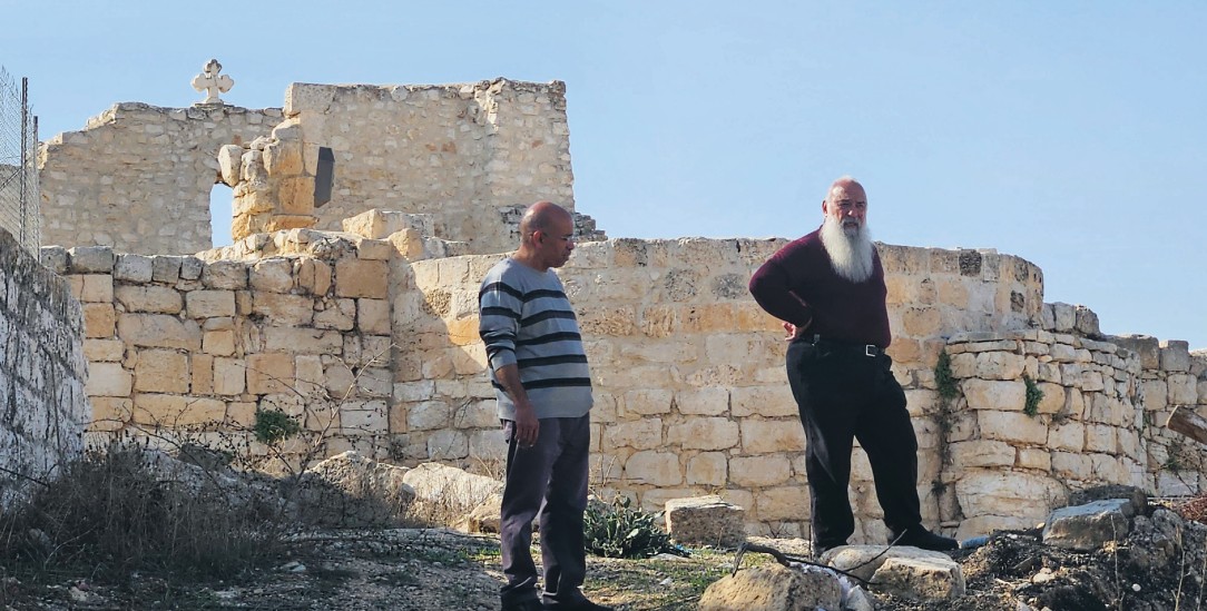 Vor den Ruinen der Kirche »Al Khidr«: Priester Jack-Nobel Abed. (Foto: Katja Dorothea Buck)