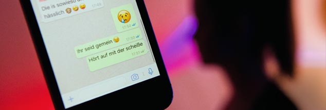 So sieht es manchmal in Chats bei WhatsApp aus: Wenn falsche Behauptungen oder Beleidigungen über einen Menschen in sozialen Netzwerken, bei Messengern wie WhatsApp und anderen Online-Diensten verbreitet werden, sprechen Fachleute von Cybermobbing. (Foto: pa/dpa/Julian Stratenschulte)