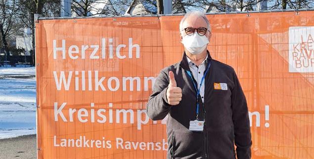 Im Fokus: Impfzentren sind Dreh- und Angelpunkt im Kampf gegen Corona. Peter Niedergesäss arbeitet im Impfzentrum Ravensburg (Foto: Privat)