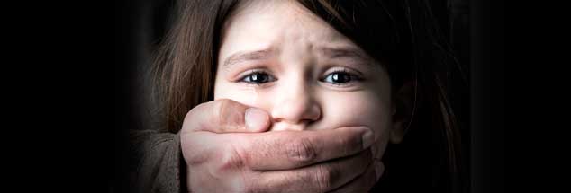 Goldene Kreuze für gefügige Kinder, Kreuzigung für jene, die sich wehrten: Hunderte US-Kleriker brachten Minderjährige mit Zwang zum Schweigen über Vergewaltigungen, Schläge, lüsterne Grabschereien. (Foto: shutterstock/Luis Louro)