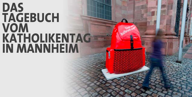 »Einen neuen Aufbruch wagen«: Unter diesem Motto läuft der Katholikentag in Mannheim vom 16. bis zum 20. Mai 2012. Der Slogan liest sich rebellisch. Doch die Frage ist: Wie gut schafft es die römisch-katholische Kirche in Deutschland, ihre verkrusteten Strukturen aufzubrechen? Ist noch Leben in der Bude? (Foto: pa/dpa/Uwe Anspach) »Einen neuen Aufbruch wagen«: Unter diesem Motto läuft der Katholikentag in Mannheim vom 16. bis zum 20. Mai 2012. Der Slogan liest sich rebellisch. Doch die Frage ist: Wie gut schafft es die römisch-katholische Kirche in Deutschland, ihre verkrusteten Strukturen aufzubrechen? Ist noch Leben in der Bude? (Foto: pa/dpa/Uwe Anspach)