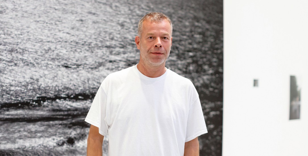Kontemplativ: Der Künstler und Fotograf Wolfgang Tillmans vor seinem Werk »Lunar Landscape« (2022). Aktuell sind seine Arbeiten im Albertinum in Dresden und im Haus Cleff in Remscheid zu sehen. (Foto: © Will Ragozzino)