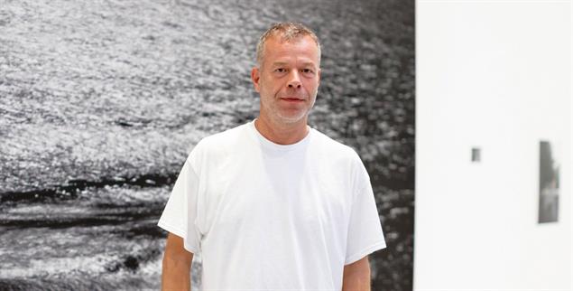 Kontemplativ: Der Künstler und Fotograf Wolfgang Tillmans vor seinem Werk »Lunar Landscape« (2022). Aktuell sind seine Arbeiten im Albertinum in Dresden und im Haus Cleff in Remscheid zu sehen. (Foto: © Will Ragozzino)