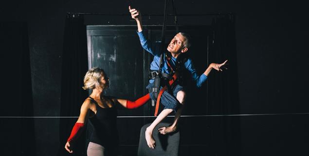 Im Scheinwerferlicht: Der Performancekünstler Roland Walter im Klettergurt mit Tanzpartnerin. Hinterher sagte er: »Das hat weh getan.« (Foto: Kathrin Harms)