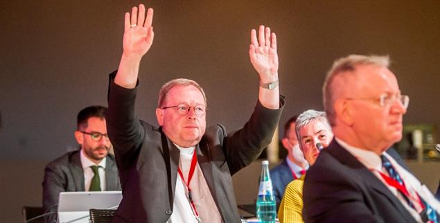 Hände hoch, so geht es nicht weiter: Bischof Bätzing beantragt eine Unterbrechung der Sitzung , um sich ein Stimmungsbild der Bischöfe zu verschaffen.(Foto: Synodaler Weg/Maximilian von Lachner)