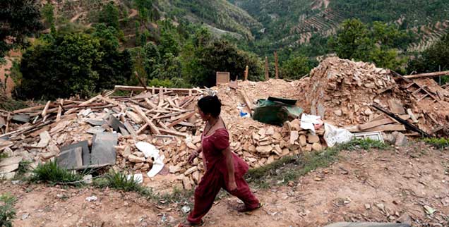 Weit über 100 000 Häuser sind in Nepal durch das verheerende Erdbeben vor einer Woche zerstört worden, in den letzten Tagen wurden immer noch Verschüttete geborgen