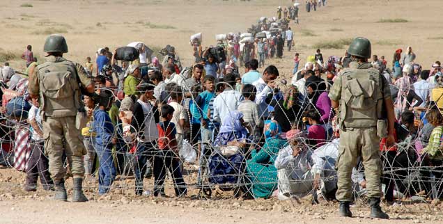 Flüchtlinge an der syrisch-türkischen Grenze: Nur durch Waffengewalt wird es nicht gelingen, den Nahen Osten zu befrieden (Foto: Stringer Turkey/Reuters)