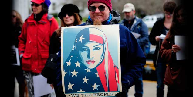 Protest in Salem, Massachusetts, gegen das von Trump erlassene Einreiseverbot für Bürger aus sieben Staaten mit mehrheitlich muslimischer Bevölkerung (Foto: pa/Alex Milan Tracy) Protest in Salem, Massachusetts, gegen das von Trump erlassene Einreiseverbot für Bürger aus sieben Staaten mit mehrheitlich muslimischer Bevölkerung (Foto: pa/Alex Milan Tracy)