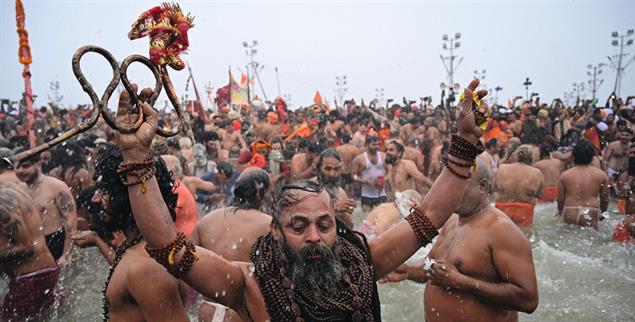Heiliges Bad: Unter den Angereisten sind viele Sadhus, Männer, die sich einem religiösen Leben verschrieben haben. (Foto: PA / ZUMAPRESS.com / Prabhat Kumar Verma)