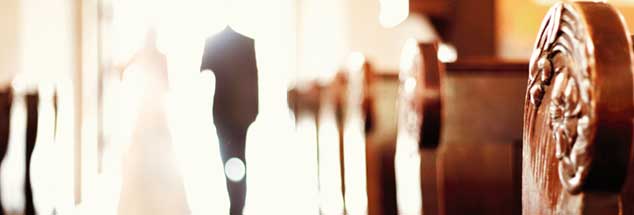 Brautpaar auf dem Weg zum Altar: Noch immer hat die Vision von ewiger Treue, ewiger Liebe und tiefem Kinderwunsch in der Frau-Mann-Paarbeziehung etwas Mystisches und Haltgebendes. Leidet die Seele der Gesellschaft, wenn auch andere menschliche Bindungen mit dieser Vision gleichgestellt werden? (Foto: Mister QM/Photocase.com)