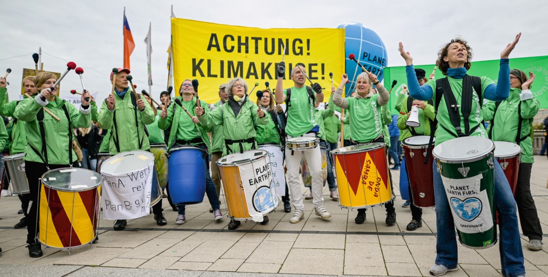 Musikalischer Protest bei Fridays for Future in Hamburg: Trommeln gehören zu jeder Klimademo (Foto: pa/Heimken)
