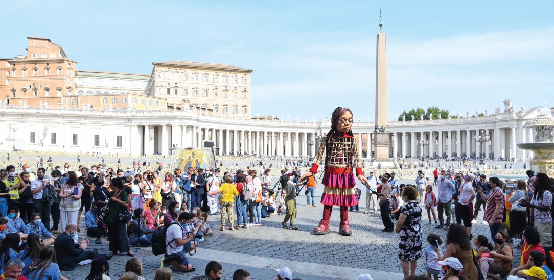 Die Puppe »Amal« auf dem Petersplatz in Rom (Foto: KNA/Cristian Gennari/Romano Siciliani)