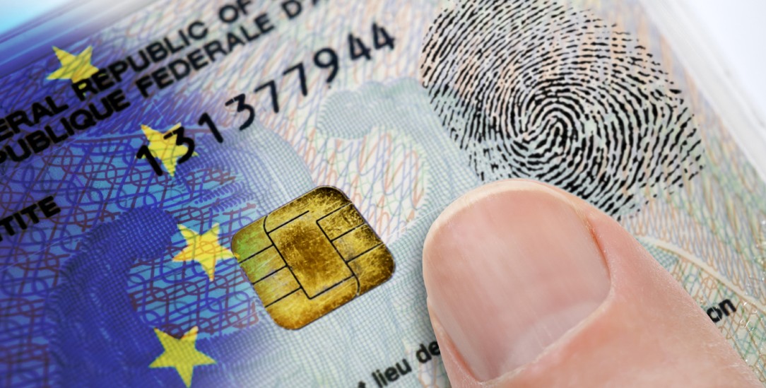 Bald Realität: Personalausweis mit Chip, auf dem der Fingerabdruck gespeichert ist. (Foto: pa/Bildagentur-online/Ohde)